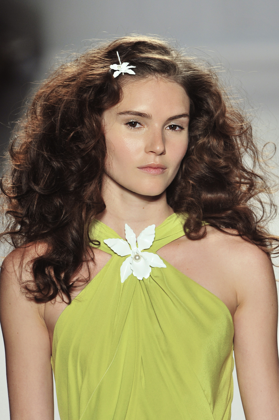 8 acconciature con i fiori tra i capelli