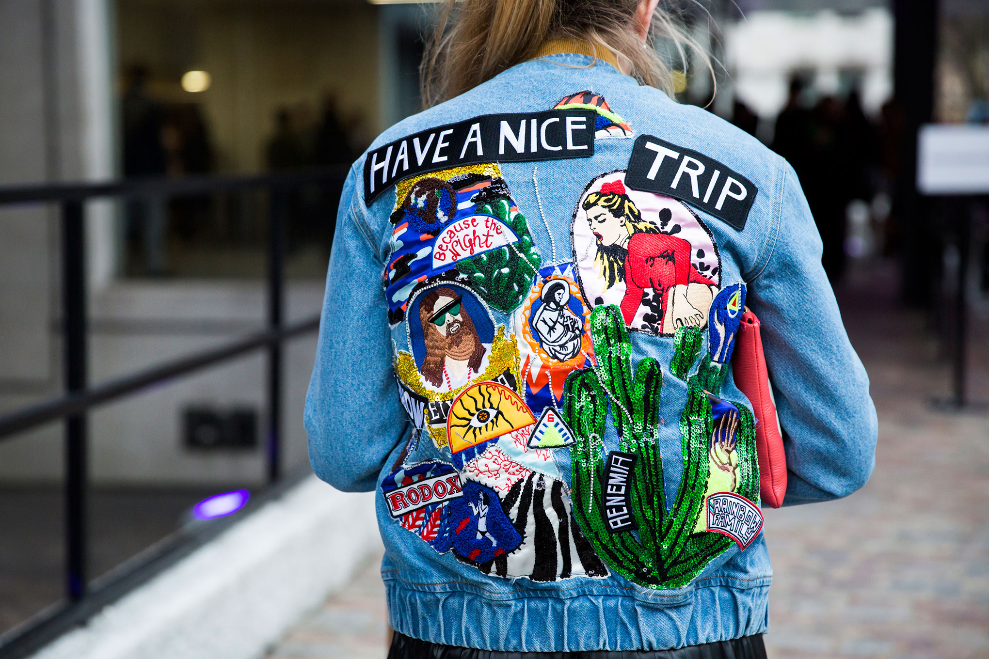 Bomber e giubbotti in jeans con scritte e patch personalizzate