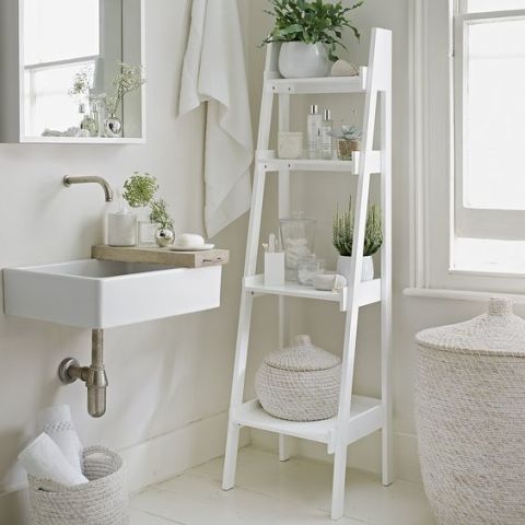 se il bagno non ha spazio per mobili chiusi c unaltra soluzione che offre comodi scaffali