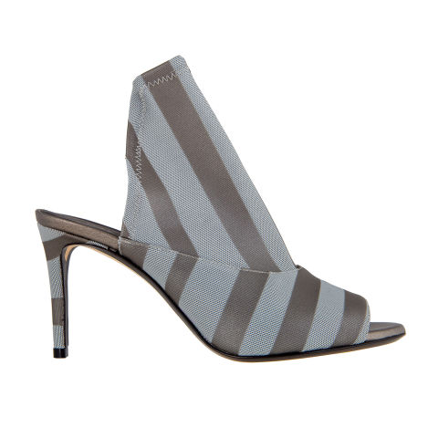 10 modelli di scarpe e sandali con tacco basso e largo per 10 modelli di scarpe e sandali con tacco basso e largo per