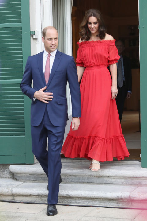 L'abito lungo rosso di Kate Middleton ti riporta a un'eleganza di altri tempi, quella degli anni 70: le spalle scoperte, il nido d'ape e le maniche a sbuffo sono i dettagli da copiare che fanno di questo abito un esempio perfetto da indossare a un evento elegante.