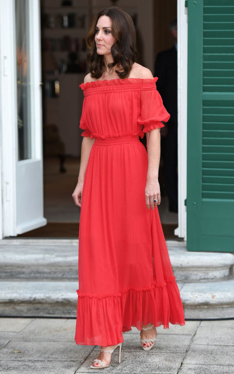 L'abito lungo rosso di Kate Middleton ti riporta a un'eleganza di altri tempi, quella degli anni 70: le spalle scoperte, il nido d'ape e le maniche a sbuffo sono i dettagli da copiare che fanno di questo abito un esempio perfetto da indossare a un evento elegante.