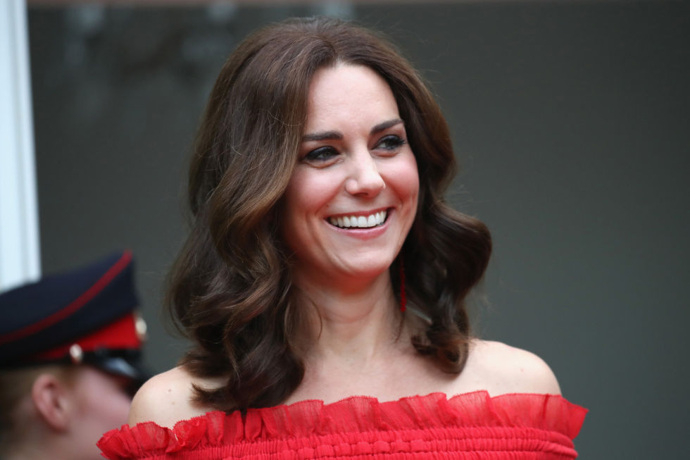 L'abito lungo rosso di Kate Middleton ti riporta a un'eleganza di altri tempi, quella degli anni 70: le spalle scoperte, il nido d'ape e le maniche a sbuffo sono i dettagli da copiare che fanno di questo abito un esempio perfetto da indossare a un evento elegante.